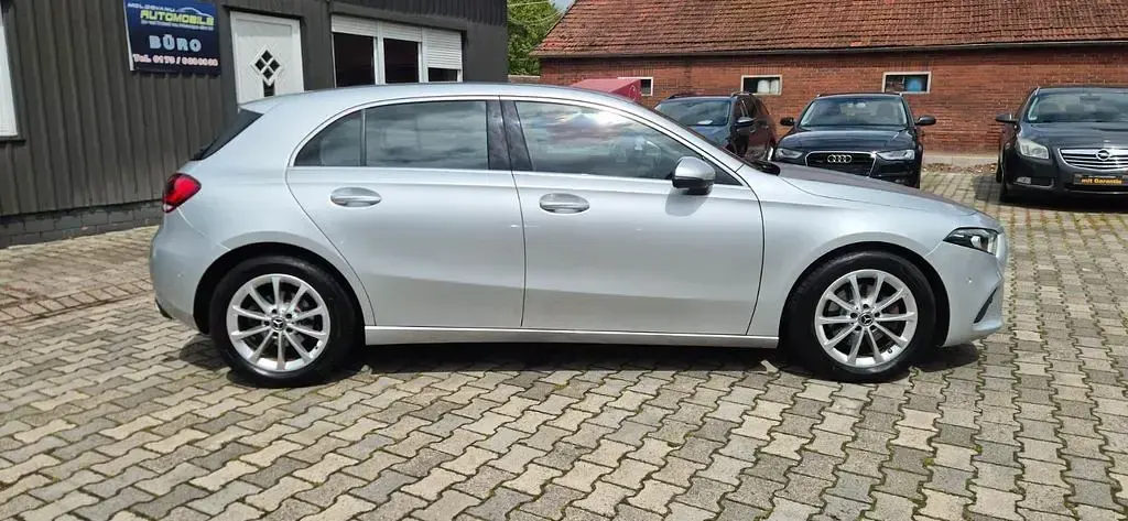 Gebraucht Mercedes A180 116 PS (85 kW) 2022 Silber Limousine
