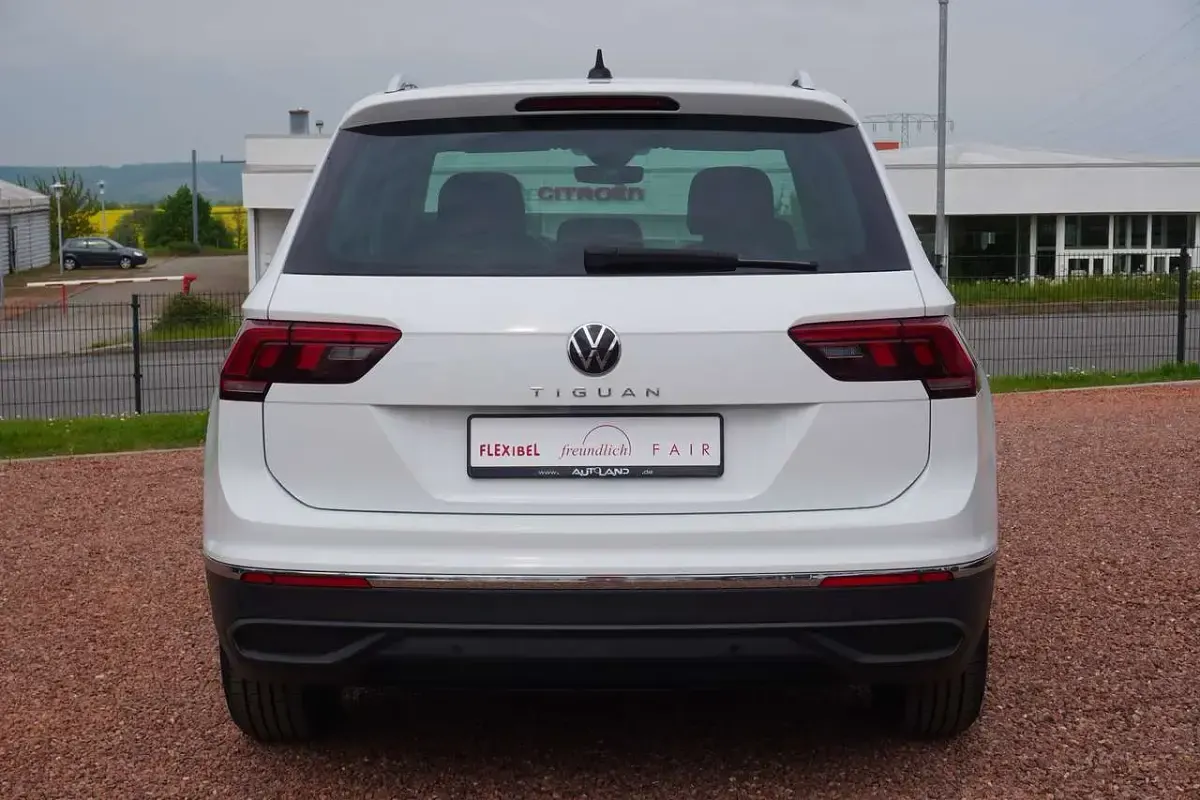 Gebraucht VW Tiguan Move 150 PS (110 kW) 2023 Alpine white SUV