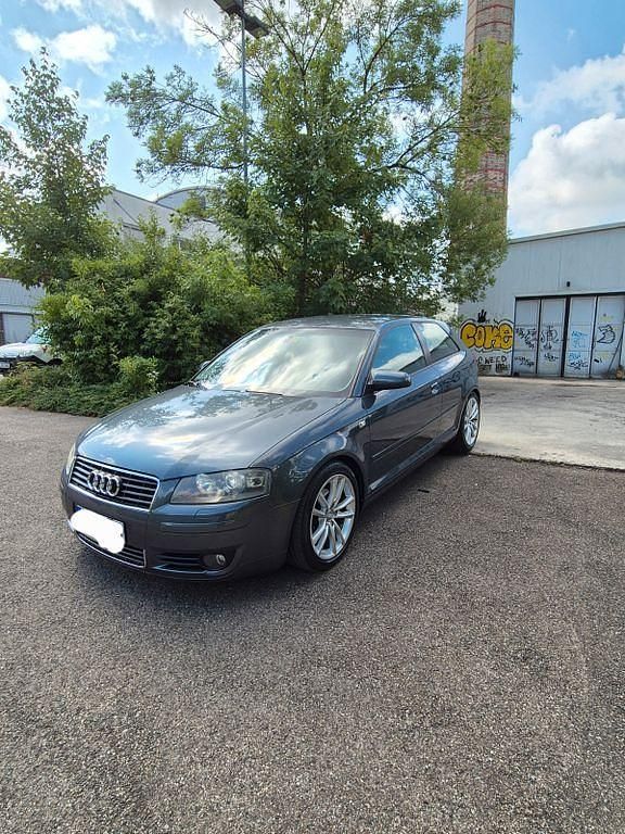 Grau Gebraucht 2004 Audi A3 Ambiente Limousine | 2.500 € - Bild 1/4
