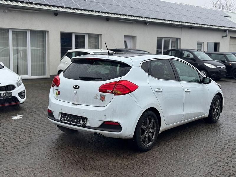 Gebraucht Kia Ceed Spirit 135 PS (99 kW) 2012 Weiß Kleinwagen