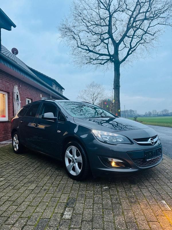 Grau Gebraucht 2015 Opel Astra Kombi | 7.350 € (Guter Preis) - Bild 1/4