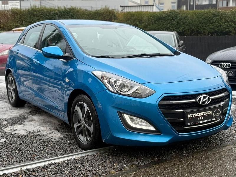 Ara blue / met Gebraucht 2015 Hyundai i30 Limousine | 8.990 € (Fairer Preis) - Bild 1/4