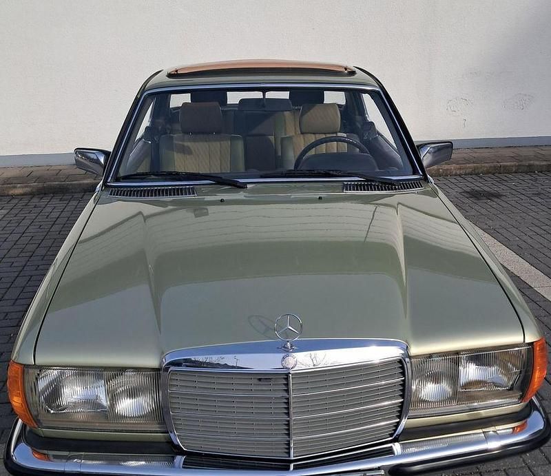 Gebraucht Mercedes 230 136 PS (100 kW) 1982 Grün Coupé