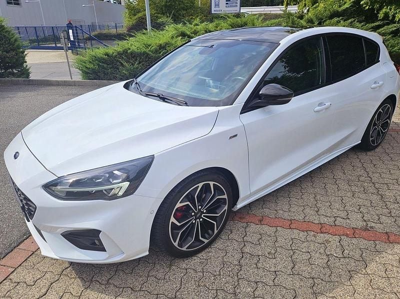 Weiß Gebraucht 2020 Ford Focus ST-Line Limousine | 20.250 € (Etwas zu teuer) - Bild 1/4
