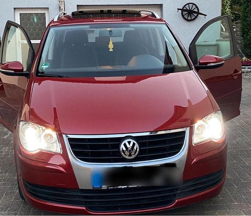 Rot Gebraucht 2009 VW Touran Freestyle Van / Kleinbus | 8.200 € - Bild 1/4