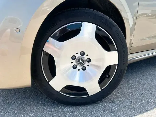 Gebraucht Mercedes V300 AMG 237 PS (174 kW) 2025 Gold Van / Kleinbus