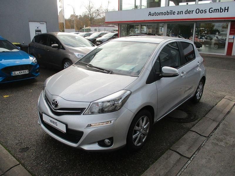 Silber Gebraucht 2012 Toyota Yaris Executive Limousine | 12.490 € (Teuer) - Bild 1/4