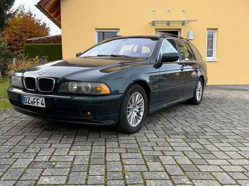Grün Gebraucht 2001 BMW 530 Kombi | 3.300 € (Etwas zu teuer) - Bild 1/4