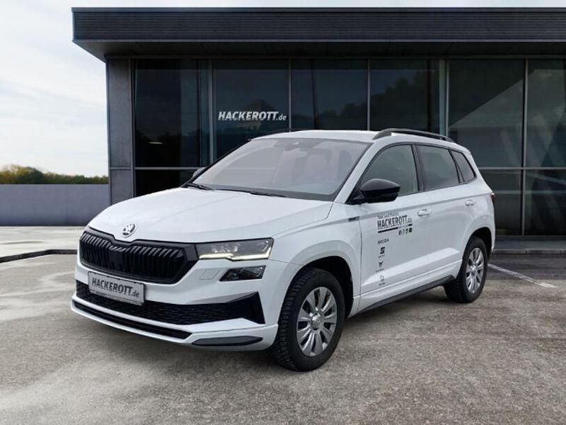 Weiss Gebraucht 2024 Skoda Karoq SportLine SUV | 34.980 € (Etwas zu teuer) - Bild 1/4