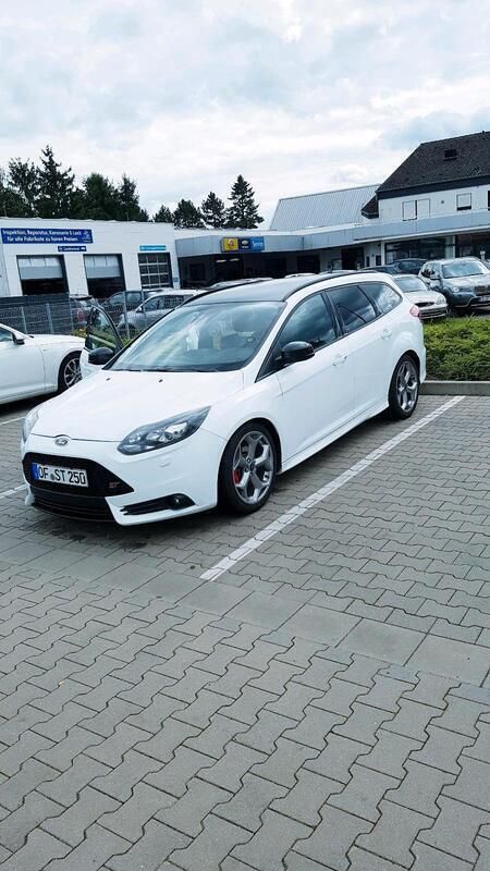 Weiß Gebraucht 2013 Ford Focus Performance Edition Kombi | 9.550 € - Bild 1/4