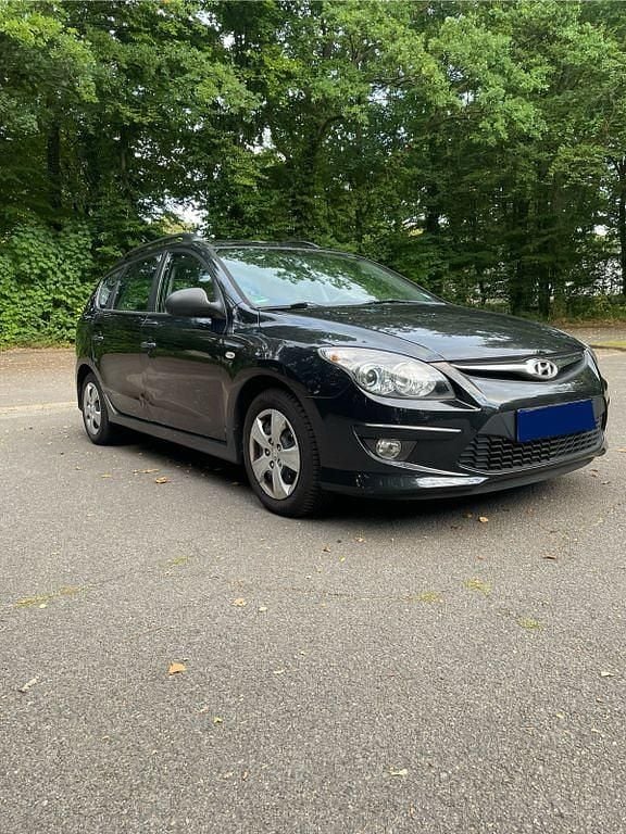 Schwarz Gebraucht 2010 Hyundai i30 Classic Kombi | 2.950 € (Guter Preis) - Bild 1/4