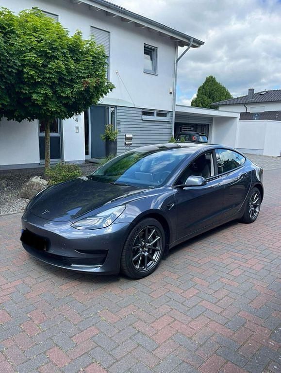 Schwarz Gebraucht 2021 Tesla Model 3 Standard Range Plus Limousine | 21.000 € (Superpreis) - Bild 1/4