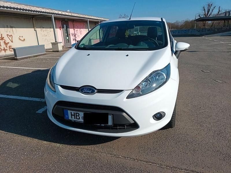 Gebraucht Ford Fiesta Trend 97 PS (71 kW) 2010 Weiß Kleinwagen