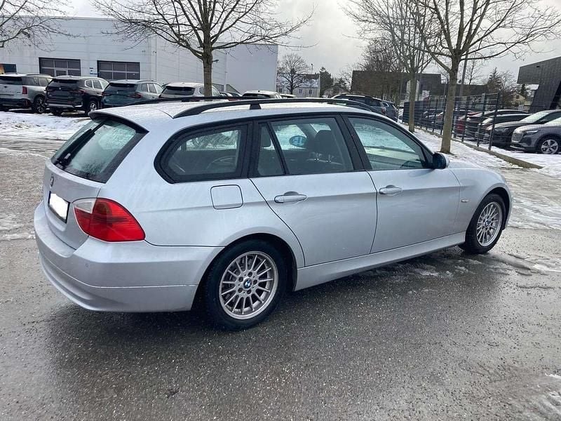Titansilber metallic Gebraucht 2006 BMW 318 Kombi | 2.850 € (Guter Preis) - Bild 1/4