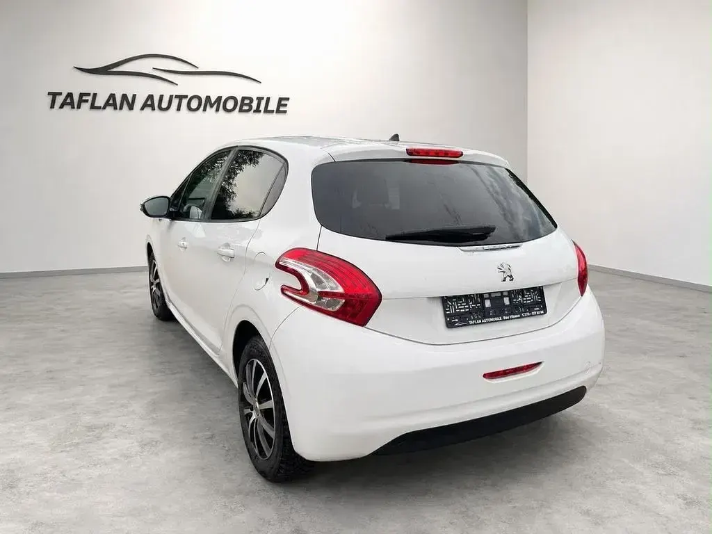 Gebraucht Peugeot 208 Style 82 PS (60 kW) 2015 Weiß Kleinwagen