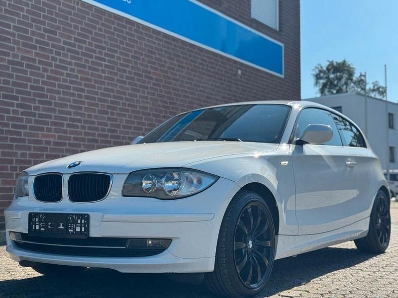 Weiß Gebraucht 2010 BMW 116 Advantage Kleinwagen | 4.290 € (Fairer Preis) - Bild 1/4