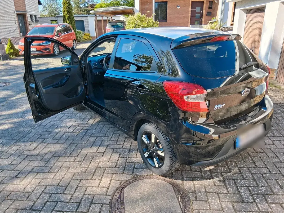 Second-hand Ford Ka Plus 85 CP (62 kW) 2017 Negru Hatchback
