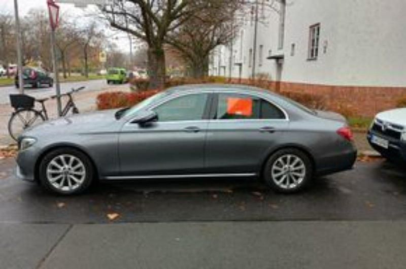 Grau Gebraucht 2019 Mercedes E220 Limousine | 28.890 € (Guter Preis) - Bild 1/4