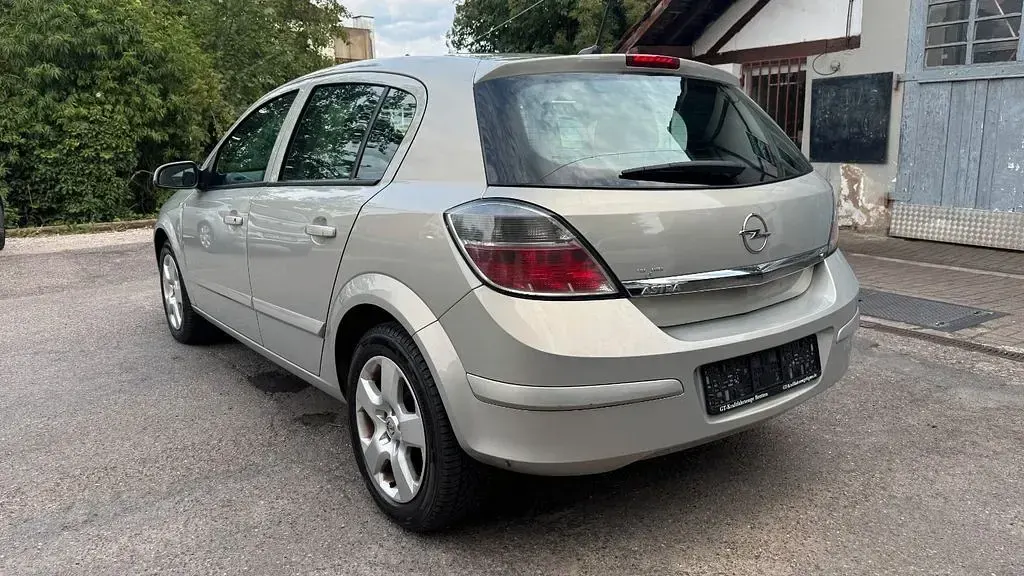 Gebraucht Opel Astra 116 PS (85 kW) 2008 Gold Limousine