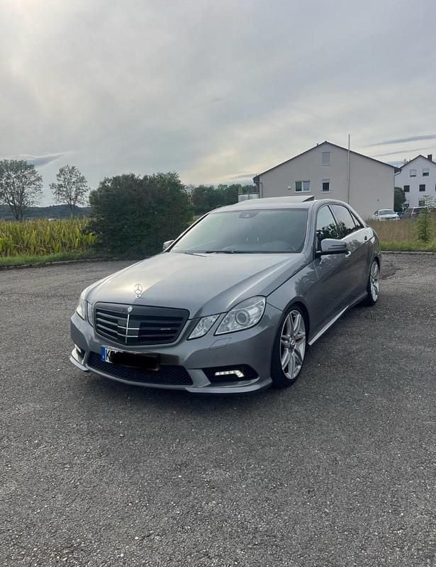 Grau Gebraucht 2010 Mercedes E63 AMG AMG Limousine | 11.999 € - Bild 1/4