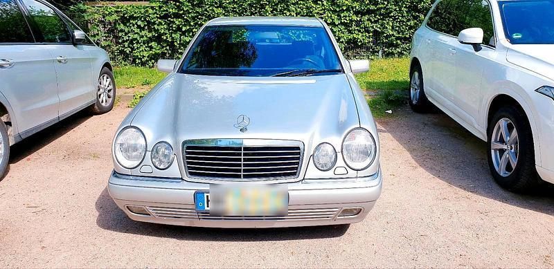 Silber Gebraucht 1998 Mercedes E240 Avantgarde Limousine | 1.999 € - Bild 1/4