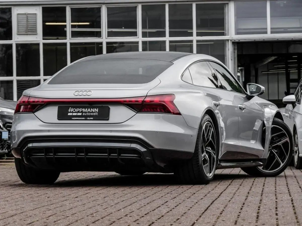 Gebraucht Audi e-tron GT quattro Comfort 350 kW (476 PS) 2023 Florettsilber metallic Limousine