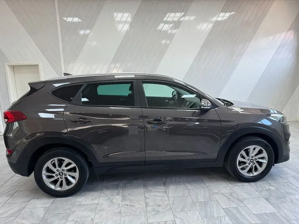 Gebraucht Hyundai Tucson Intro Edition 177 PS (130 kW) 2016 Grau SUV
