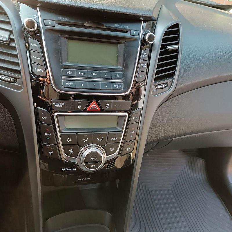 Weiß Gebraucht 2016 Hyundai i30 Passion Kombi | 9.250 € (Fairer Preis) - Bild 1/4