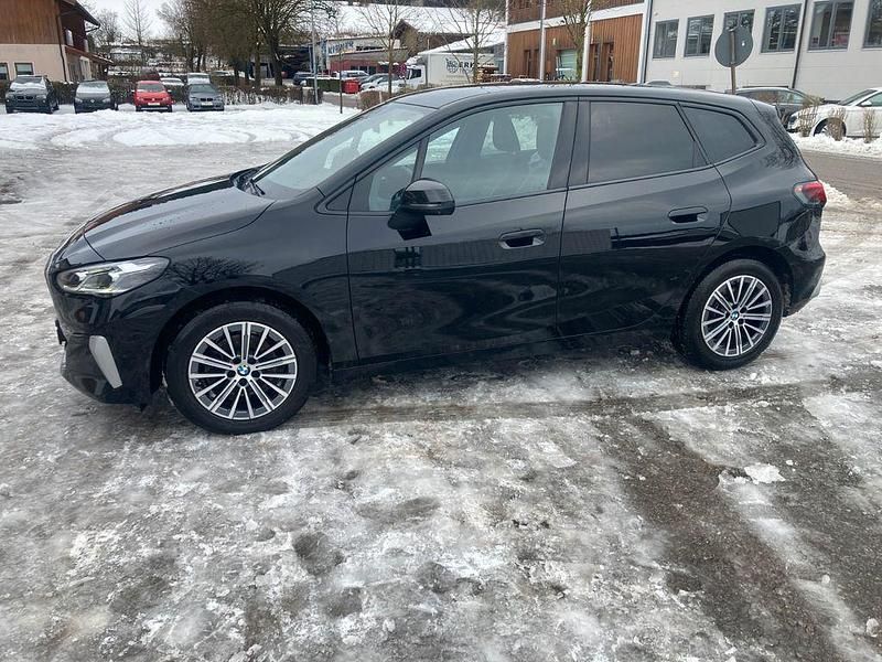 Gebraucht BMW 218 Active Tourer Luxury Line 150 PS (110 kW) 2023 Schwarz ii/bonnet fluid black Van / Kleinbus