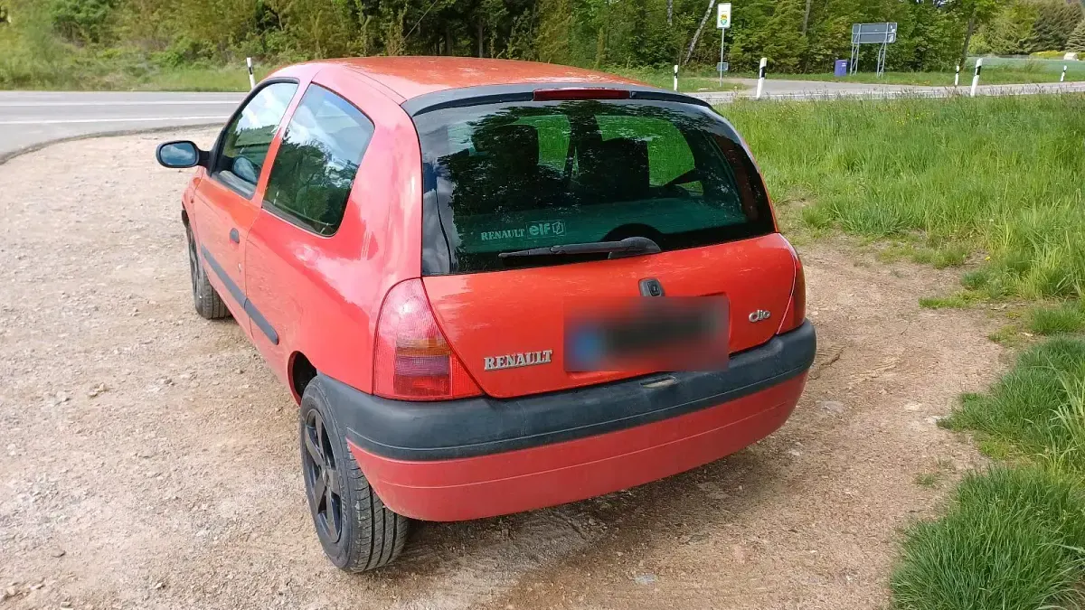 Używany Renault Clio II 58 KM (42 kW) 2001 Czerwony Hatchback