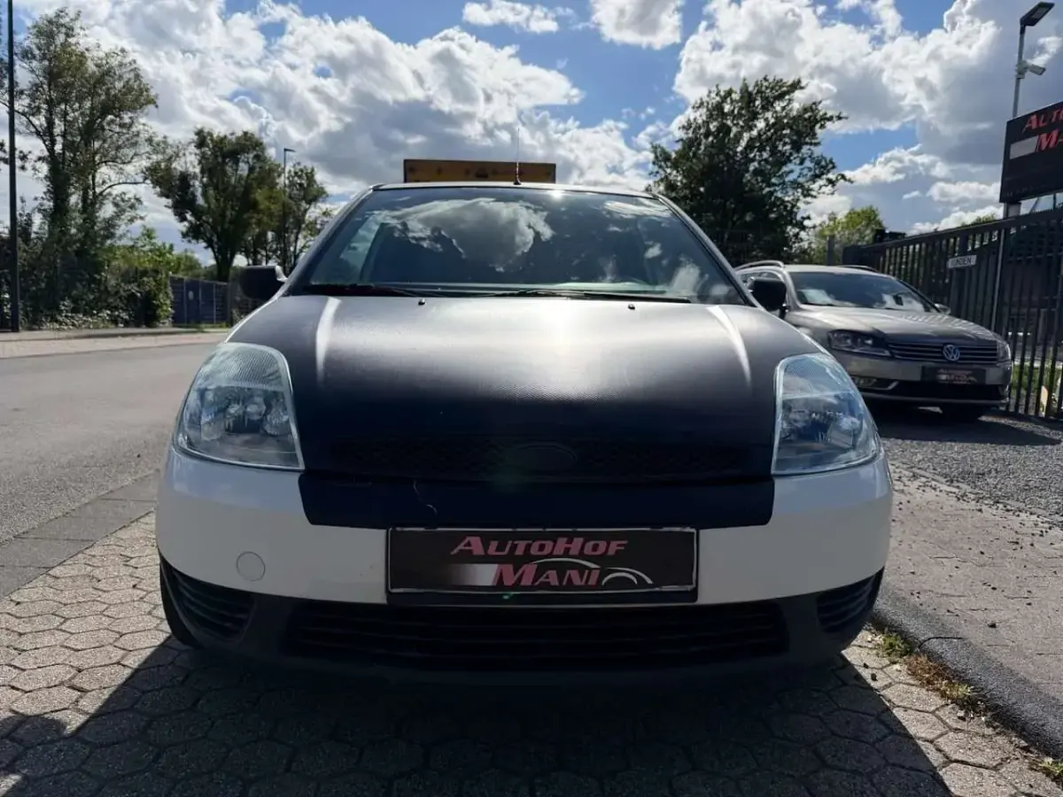 Gebraucht Ford Fiesta Basis 60 PS (44 kW) 2003 Diamantweiß Kleinwagen