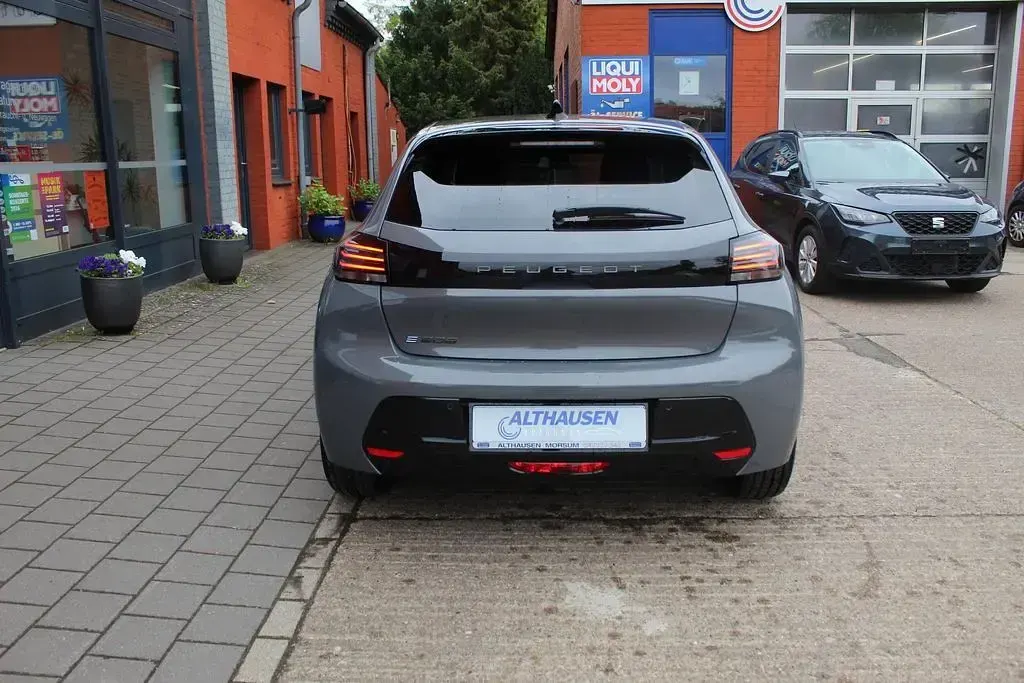 Neu Peugeot e-208 Allure 114 kW (156 PS) 2026 Grau Kleinwagen
