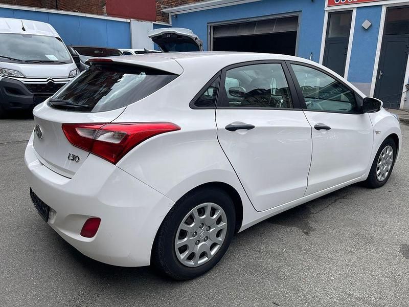 Gebraucht Hyundai i30 Trend 90 PS (66 kW) 2012 Weiß Limousine