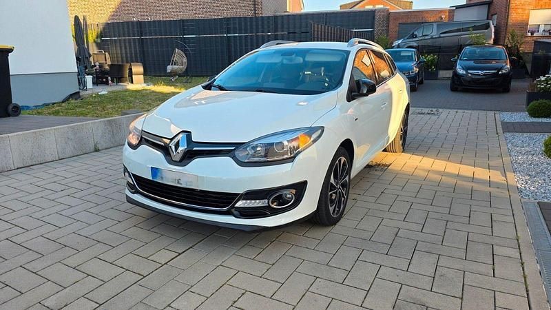 Weiß Gebraucht 2014 Renault Mégane GrandTour Bose Edition Kombi | 5.399 € (Guter Preis) - Bild 1/4