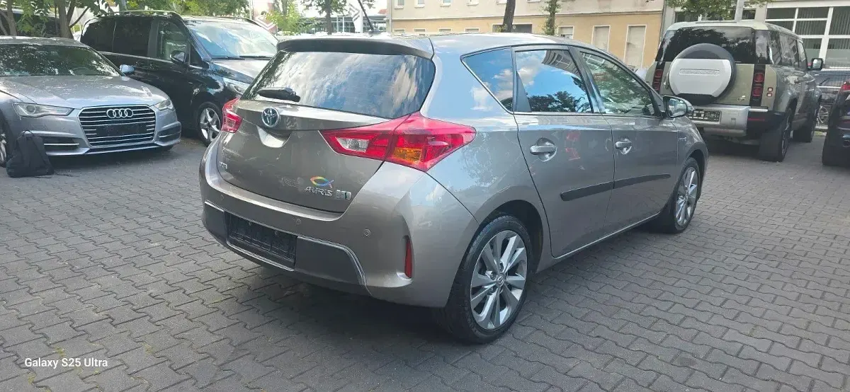Gebraucht Toyota Auris Hybrid 99 PS (72 kW) 2013 Grau Limousine