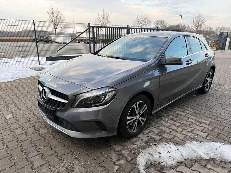 Gebraucht Mercedes A180 122 PS (89 kW) 2016 Grau Limousine