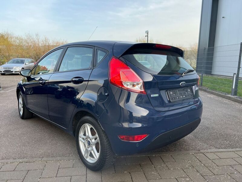 Gebraucht Ford Fiesta Celebration 101 PS (74 kW) 2016 Blazerblau Kleinwagen