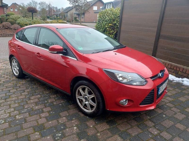 Gebraucht Ford Focus Titanium 125 PS (91 kW) 2011 Rot Limousine