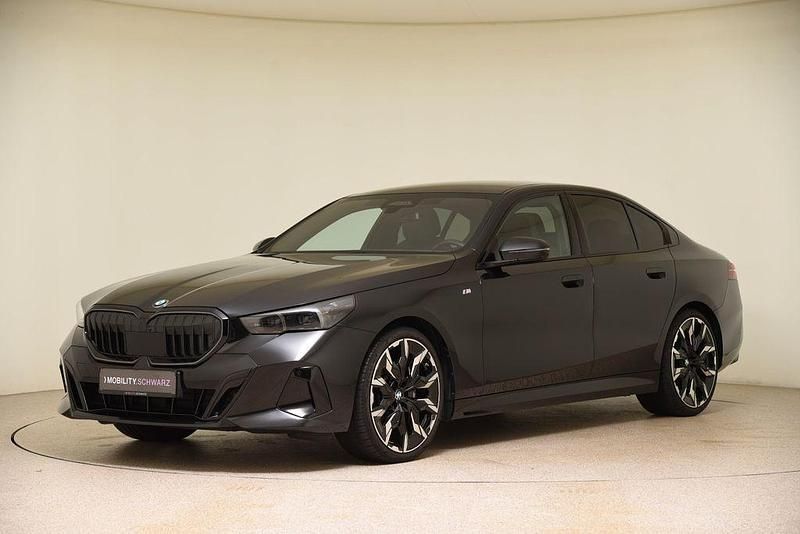 Schwarz Gebraucht 2024 BMW 520 M Sport Limousine | 53.980 € (Fairer Preis) - Bild 1/4