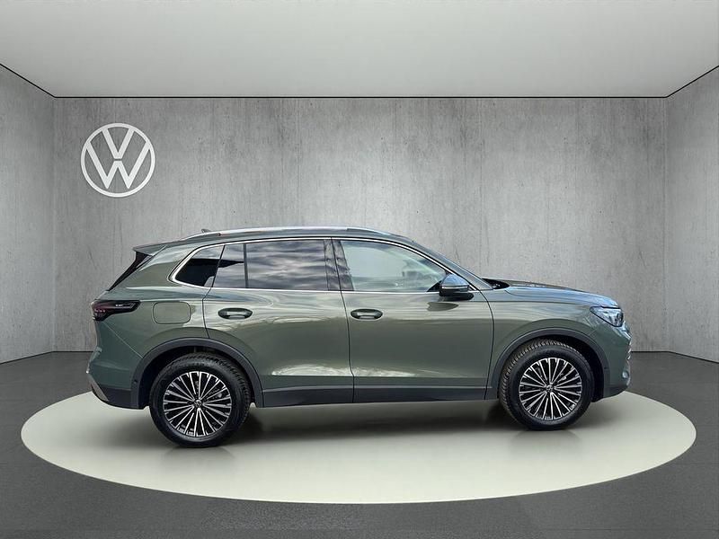 Neu VW Tiguan Elegance 150 PS (110 kW) 2026 Cipressinogrün metallic SUV