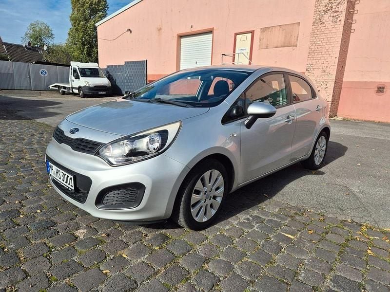 Silber Gebraucht 2013 Kia Rio Spirit Limousine | 5.600 € (Guter Preis) - Bild 1/4