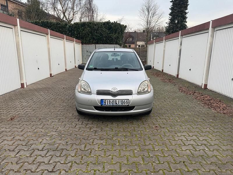 Gebraucht Toyota Yaris 75 PS (55 kW) 2003 Silber Kleinwagen