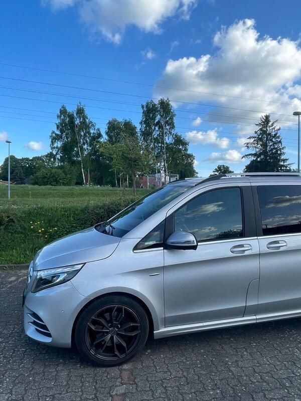 Silber Gebraucht 2017 Mercedes V250 Van / Kleinbus | 42.200 € (Guter Preis) - Bild 1/4