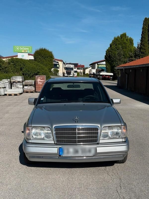 Silber Gebraucht 1994 Mercedes E300 Limousine | 16.499 € - Bild 1/4