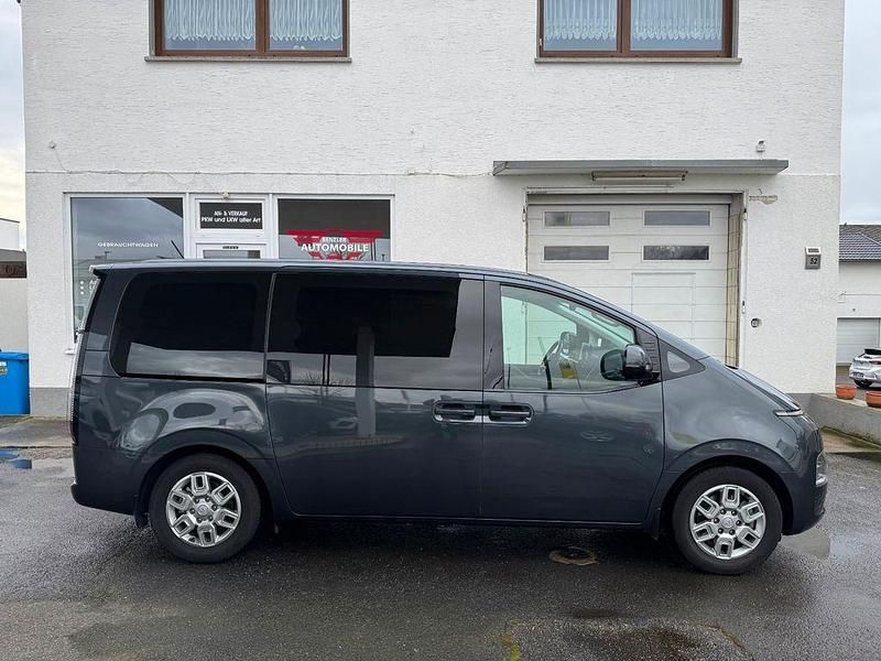 Gebraucht Hyundai Staria Trend 177 PS (130 kW) 2024 Grau Van / Kleinbus