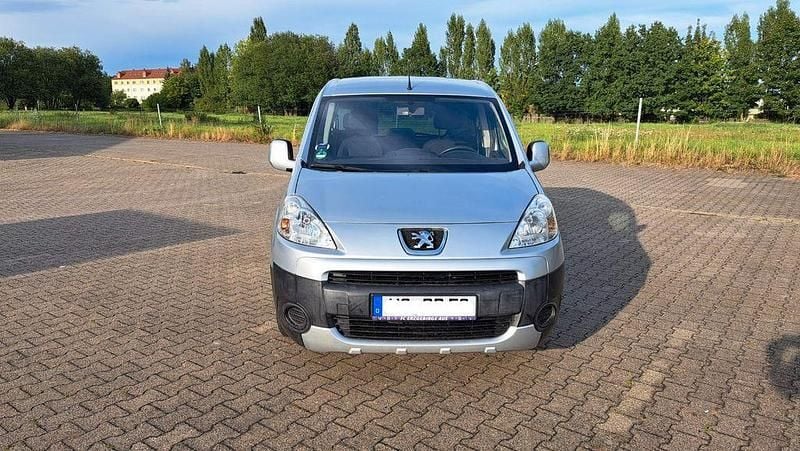 Grau Gebraucht 2010 Peugeot Partner Tepee Van / Kleinbus | 10.990 € - Bild 1/4