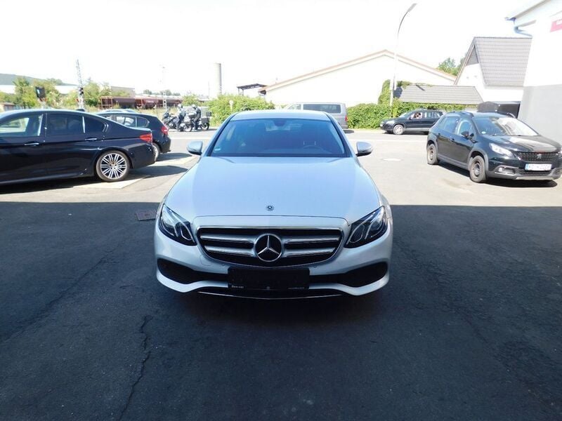 Silber Gebraucht 2018 Mercedes E200 Limousine | 21.650 € (Guter Preis) - Bild 1/4