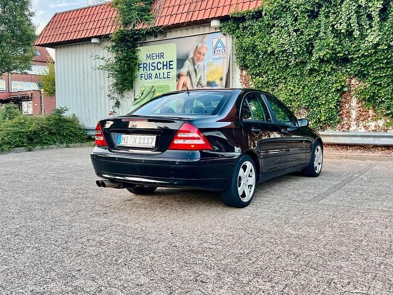 Schwarz Gebraucht 2004 Mercedes C180 Limousine | 2.600 € (Fairer Preis) - Bild 1/4