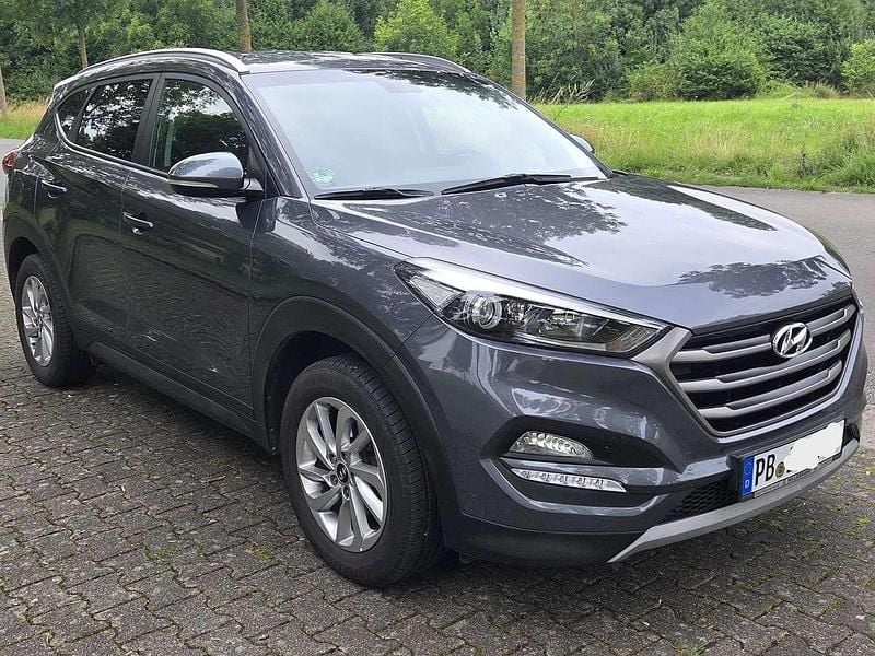 Grau Gebraucht 2016 Hyundai Tucson Trend SUV | 15.900 € (Fairer Preis) - Bild 1/4