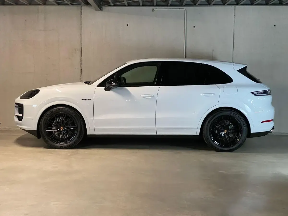 Neu Porsche Cayenne E-Hybrid Black Edition 470 PS (345 kW) 2026 Carraraweissmetallic SUV